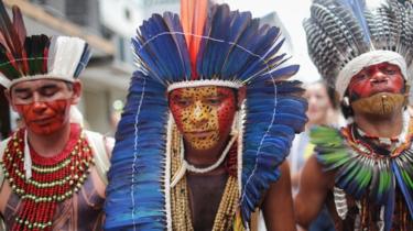 Rio de Janeiro állam őslakos csoportjainak tagjai 2015 novemberében vonulnak egy tervezett alkotmánymódosítás ellen, amely lehetővé tenné a kongresszus számára az őslakos terület elhatárolását.