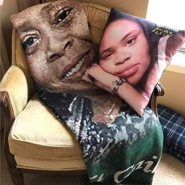 Um cobertor e almofada estampados com fotos de Yolanda Carr e da sua filha, Atatiana