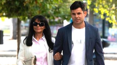 Javier Sanchez Santos (rechts) komt aan het hof van Valencia met zijn moeder Maria Edite Santos, 4 juli 2019