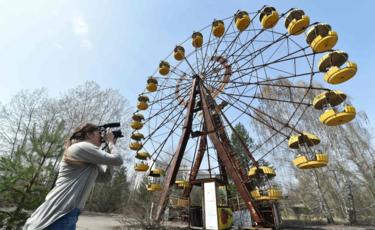 Una donna di film ruota Panoramica nella città fantasma di Pripyat, vicino a Chernobyl