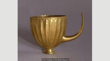 Laporan pertama akan bir yang dikonsumsi — disiapkan menggunakan alat seperti cawan emas ini — berasal dari Mesopotamia.