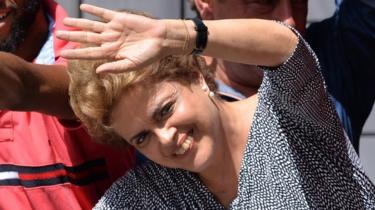 a Presidente Brasileira, Dilma Rousseff ondas a partir da varanda do Lula casa, em São Bernardo do Campo, Brasil, 5 de Março's home in Sao Bernardo do Campo, Brazil, 5 March