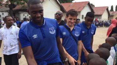 Wachezaji wa Everton wakiwasalimia watoto