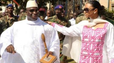 Yahya Jammeh, ugaragara hano ari kumwe n'umugore we Zainab, yatsize amatora ane ya perezida, mbere yuko atungurwa agatsindwa ayo mu mwaka wa 2016