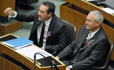 Rakouské Svobody členové Strany, Heinz Christian Strache a Martin Graf nosit chrpy v Rakouském parlamentu v roce 2008