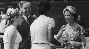 Althea Gibson aperta a mão à Rainha Elizabeth depois de ganhar os solteiros de Wimbledon em 1957' singles in 1957