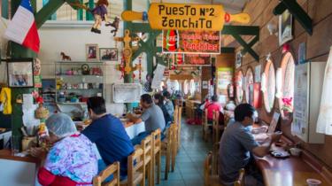 Gente comiendo en un café en Chile