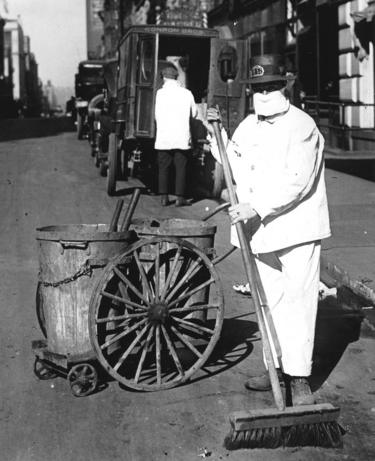 Homme nettoyant la rue