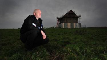 PC Andy Long znalazł nielegalnych poszukiwaczy skarbów wykopujących ziemię zaplanowanych starożytnych zabytków, takich jak miejsce kaplicy św. Piotra w Bradwell w Essex's Chapel at Bradwell in Essex