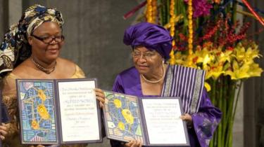 Abanyaliberiakazi Leymah Gbowee (ibumoso) na Ellen Johnson Sirleaf batsindiye icyo gihembo mu mwaka wa 2011