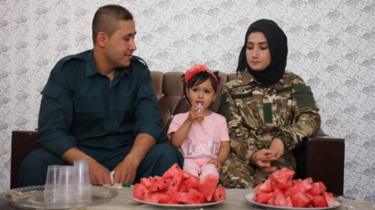 این زوج میگویند که رفتن زن و شوهر به صفوف نیروهای پلیس بدون درد سر نبوده است