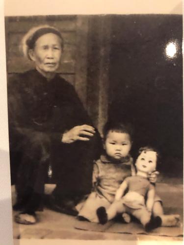 Amie hồi nhỏ chụp cùng bà nội