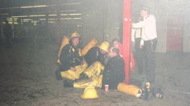 I vigili del fuoco nella stazione di King Cross il 18 novembre 1987