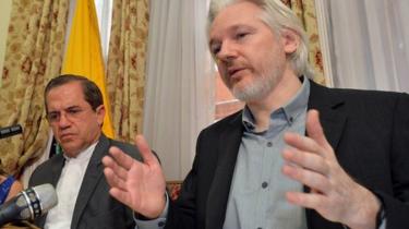 Julian Assange și ministrul ecuadorian de externe Ricardo Patino în timpul unei conferințe de presă la 18 august 2014