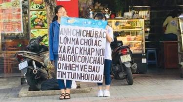 Nhóm bạn trẻ đồng hành cùng Mast cầm một biểu ngữ trên đường phố Biên Hoa