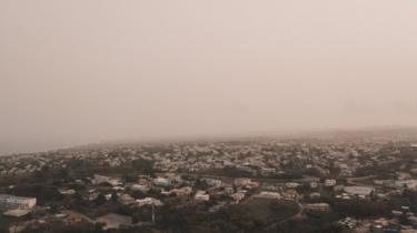 Staub aus der Sahara schwebt am 22. Juni 2020 über der Stadt Bridgetown, Barbados, auf diesem Bild aus den sozialen Medien