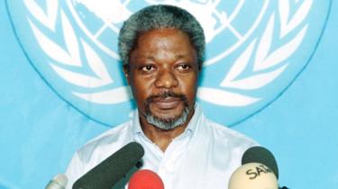 șeful ONU de menținere a păcii Kofi Annan dă o conferință de presă , la 13 octombrie 1993 în Mogadiscio, Somalia