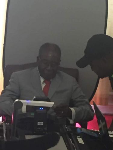 Rais Robert Mugabe akijiandikisha kama mpiga kura