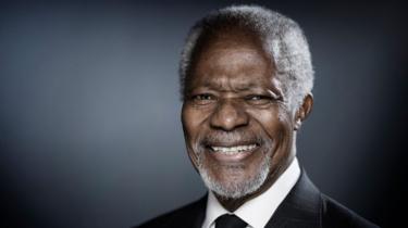 voormalig secretaris-generaal van de Verenigde Naties (VN) Kofi Annan poseert tijdens een fotosessie in Parijs op 11 December 2017