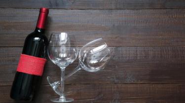Vinho com taças sobre mesa