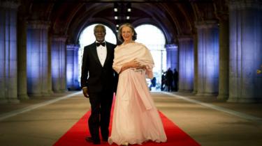 o Ex-Secretário-Geral das Nações Unidas, Kofi Annan, e sua esposa, Maria, Annan chegam para participar de um jantar oferecido pela Rainha Beatrix, da Holanda, antes de sua abdicação ao Rijksmuseum, em 29 de abril de 2013, em Amsterdã, Holanda