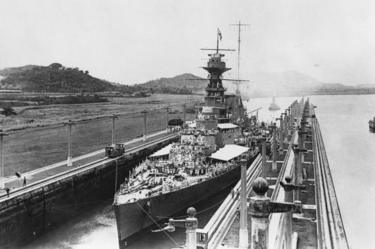 HMS Hood in het Panamakanaal