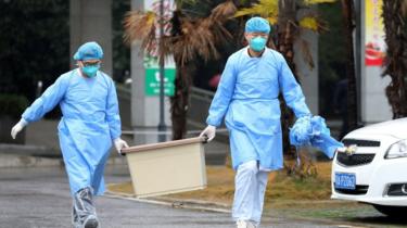 Personal médico en Wuhan.