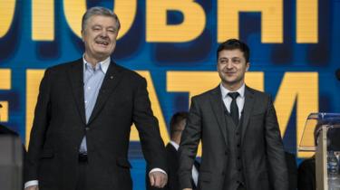 Ukrainian President Petro Poroshenko (L) and his electoral opponent Volodymyr Zelensky