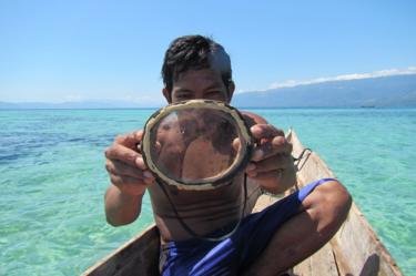 Máscara de buceo tradicional de madera