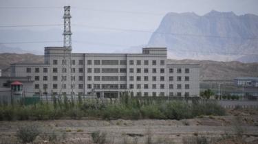 Salah satu tempat yang diklaim sebagai `sekolah kejuruan` di Xinjiang, barat laut China, yang jadi kamp tempat Muslim Uyghur dan Kazakh ditahan.