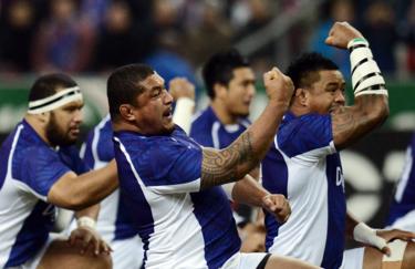 Samoan pelaajat esittävät hakaa rugbyunionin testiottelussa Ranska vastaan Samoa Stade de France -stadionilla 24. marraskuuta 2012 Saint-Denis'ssä Pariisin pohjoispuolella