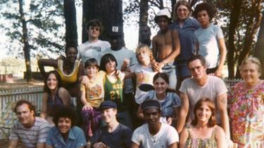 Skupina mladých lidí, fotografoval v Redwood Valley Ranch v roce 1975