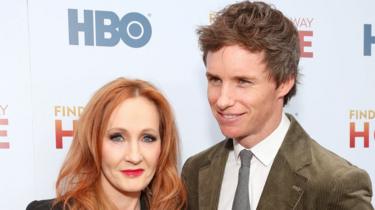 JK Rowling com Eddie Redmayne em 2019