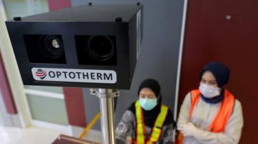 Pemerintah mengaktifkan 135 alat pemindai suhu tubuh atau thermo scanner di 135 pintu masuk Indonesia baik melalui darat, laut maupun udara.