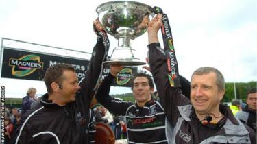 Lyn Jones (derecha) celebrando un título de la Magners League en 2007 con Sean Holley y James Hook