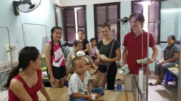 Các con của Amie cùng chị tới thăm bệnh nhân ở Bệnh viện Nhi Hà Nội hồi 2015