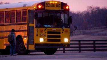 تلميذ يستعد للصعود إلى حافلة مدرسية