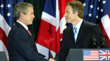 Tony Blair und George W. Bush schütteln sich die Hände