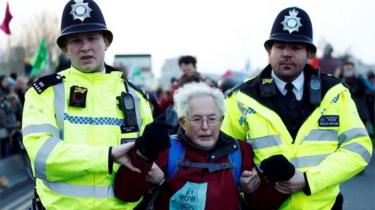 Man arrested on Waterloo Bridge