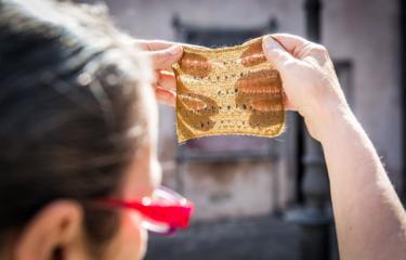 Chiara tient un morceau de tissu fabriqué à partir de byssus