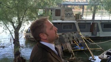 Vit Jedlicka in de voorkant van een boot die hij net heeft gekocht - de eerste van de Liberland vloot