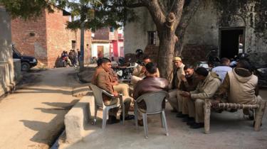 संजलि के घर के सामने पुलिस