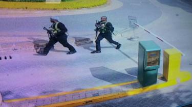  Fotos von zwei der Angreifer auf CCTV gefangen