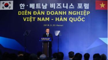 Tổng thống Hàn Quốc Moon Jae-in phát biểu tại Diễn đàn Doanh nghiệp Việt Nam - Hàn Quốc ở Hà Nội, ngày 23/3/2018