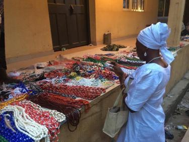 Traders klar med deres farverige traditionelle perler, der skal sælges til turister