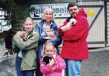 Elizabeth de niña (centro) y su familia