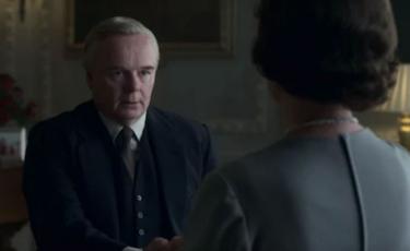 Harold Wilson (Jason Watkins) dobrze dogaduje się z królową (Olivia Colman)