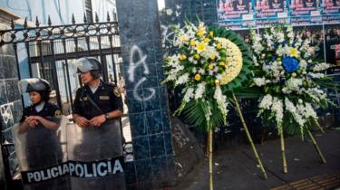 Flores en la sede del APRA en Lima.