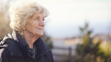  Une femme regarde au loin