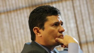 Sergio Moro de perfil, dentro de um escritório